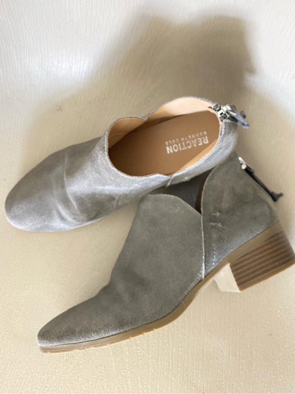 Kenneth Cole Reaction Women's Side Skip grey Suede ankle Booties size 8 m